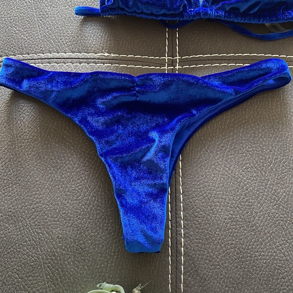 Blue like velvet material bikini from zaful size L - Picture 3 of 3